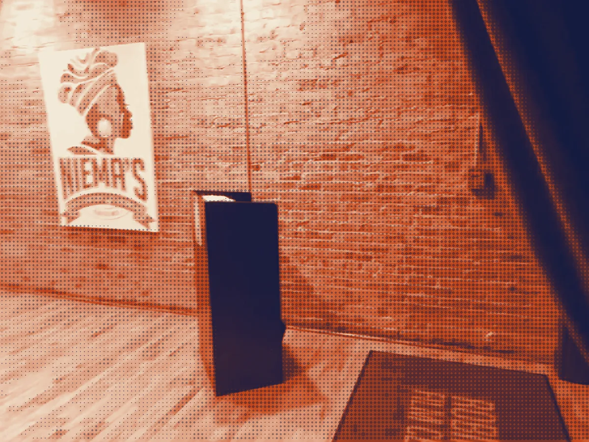 The entry: brick wall, host stand and a Niema's poster